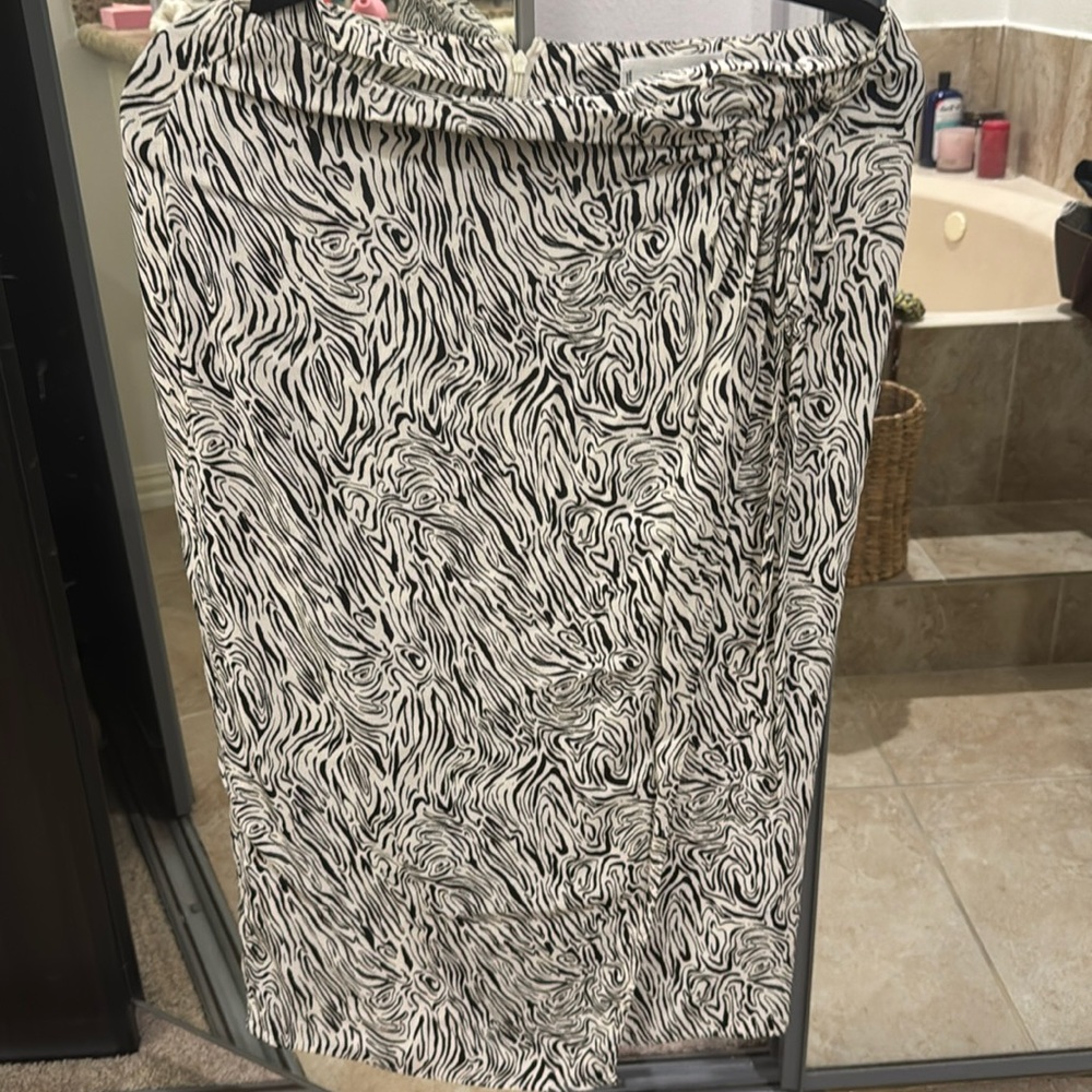 Midi skirt in black and white